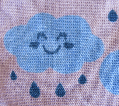 tecido com estampa nuvem sorrindo e gotas de chuva